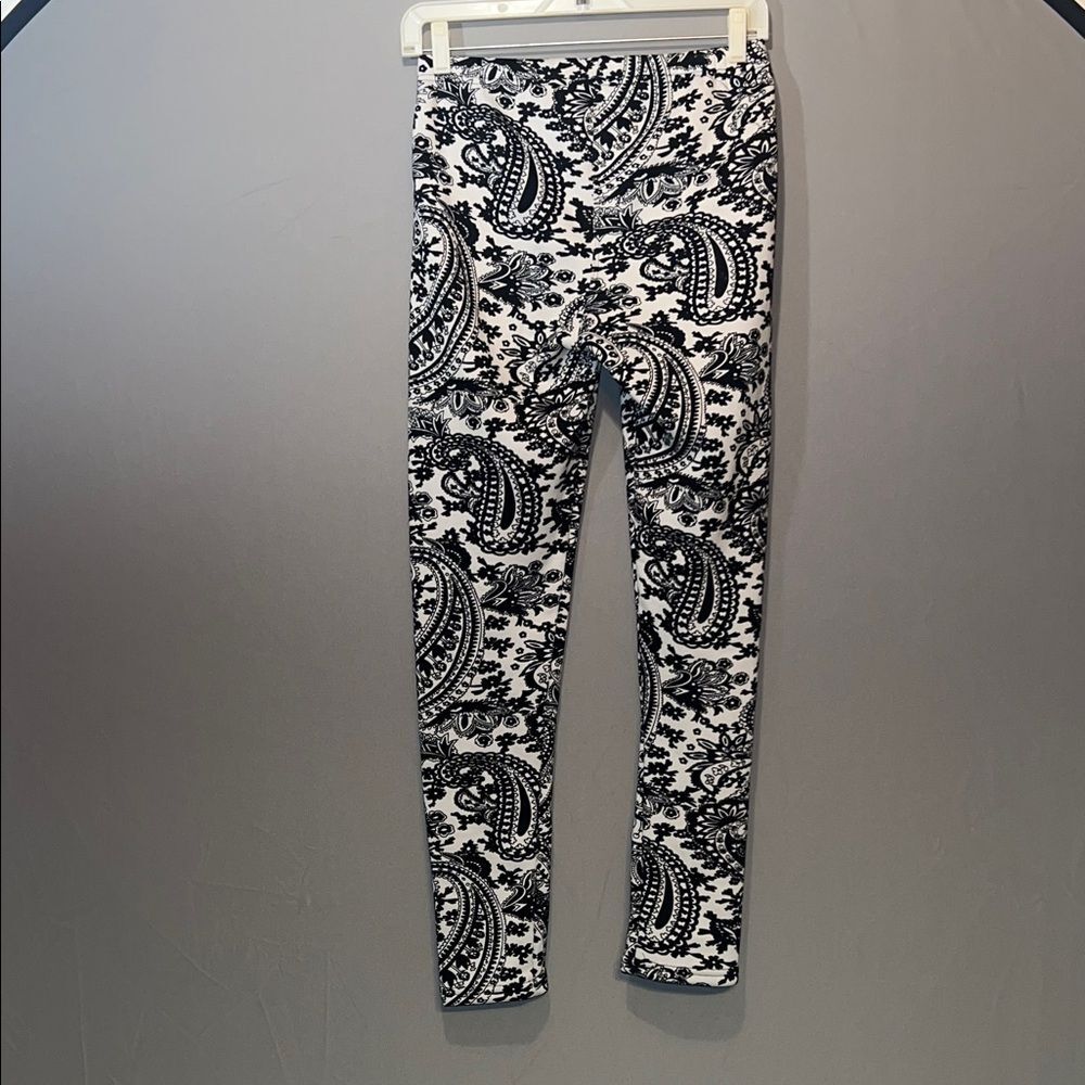 Cozy Casual Black and White Paisley Leggings - Picture 5 of 6